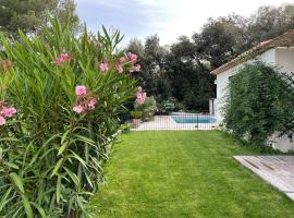 Maison avec vue panoramique et piscine, hôtel à Le Tignet