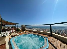 Piccadilly Penthouse with Jacuzzi, hotel s jacuzzi v Lido di Camaiore