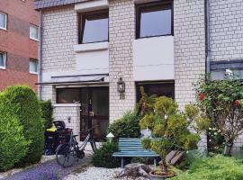 Spacious & comfortable guestrooms w private bathrooms near Koelnmesse & Lanxess Arena, free parking, highspeed WiFi, casa de huéspedes en Colonia