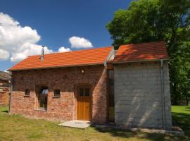 Lake House, hotel s parkiriščem v mestu Kościan