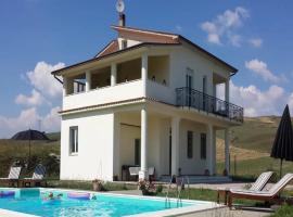 Villa Calitri Luxury pace ed eleganza, hotel v destinaci Calitri