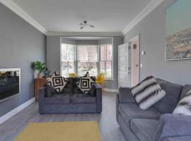 Elizabeth II Five Bedroom Spacious Home, budgethotel i Bocking Churchstreet