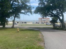 Oak Shores., beach hotel in Biloxi