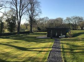 Log cabin rural retreat in beautiful countryside, hotel cerca de Packwood House, Lapworth