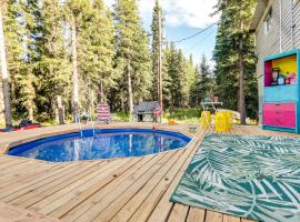Delta Junction Rental with Private Pool and Hot Tub!, hotell med parkeringsplass i Delta Junction
