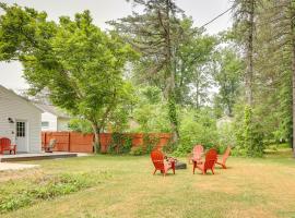 Chippewa Lake Cottage with Fire Pit!, hotel with parking in Chippewa Lake