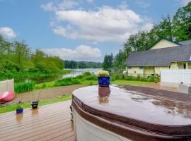 Lakefront Bremerton Vacation Rental with Hot Tub!, parkolóval rendelkező hotel Brinnonban