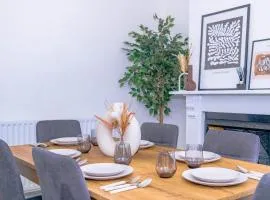 Templar House - Sleeps 6, Special Weekly Monthly Stay Rates, Central Location with FREE Parking, FREE WiFi, Perfect for ALTON TOWERS & M6