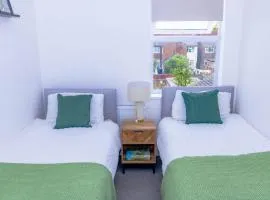 Templar House - Sleeps 6, Special Weekly Monthly Stay Rates, Central Location with FREE Parking, FREE WiFi, Perfect for ALTON TOWERS & M6