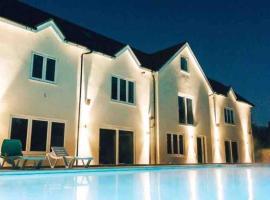 Luxury house with pool and hot tub - sleeps 16, Hotel in Bedford
