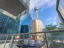 Luxury 2BR Apt-CN View-Free Parking-Roof Top Pool, strandleiga í Toronto