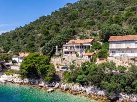 Apartments by the sea Ubli, Lastovo - 16599, hotel di lusso a Lastovo