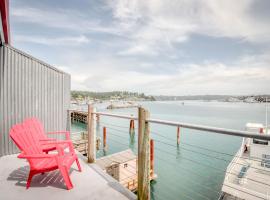 Surfer Dude - Anchor Pier Lodge, apartment in Newport