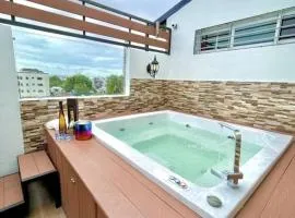 Luxury 5 Beds Penthouse - Private Jacuzzi & Karaoke Bar