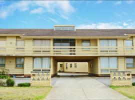 Upstairs Beachfront Unit in Central Location, hotel en Victor Harbor