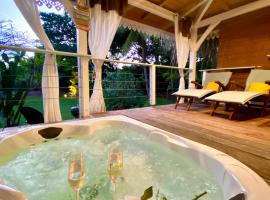 Villa Gaïa - Bungalow Ti-Zen et son jacuzzi niché dans un jardin tropical, séjour en amoureux, cabin in Le Diamant