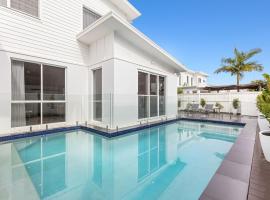 Sunrise Mansion with Pool, vacation home in Kingscliff