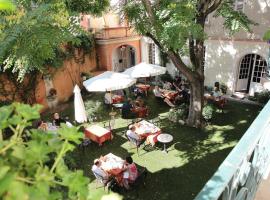 Hôtel du Fiacre, hotel v destinaci Carpentras
