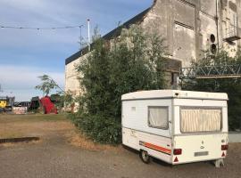 Retro Caravan: Suikerunie Hub, glamping in Groningen