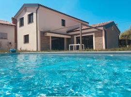 Paradise villa with private swimming pool, huvila Koperissa