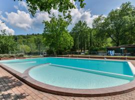 Casa Rustica singola con piscina immersa nella natura in parco privato, hotel em Castel del Piano
