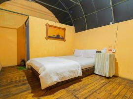 Chikar Glamping At Wisata Coban Talun Mitra RedDoorz, hotel en Junggo