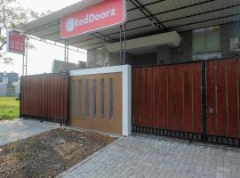 RedDoorz near Kawasan Bandara Ahmad Yani Semarang 2, hotel in Kalibanteng-kidul