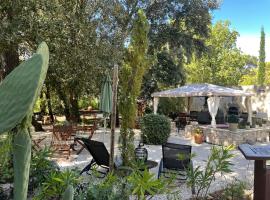 Les Jardins d'Holi appartement proche Uzès, hotel v destinácii Garrigues-et-Sainte-Eulalie