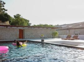 Gite de St Hilaire, hotel with pools in Soubise