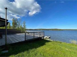 3 bedroom lakehouse with private bridge and garden, hotell i Sundsvall