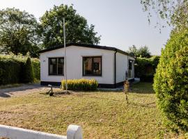 Familie bungalow op vakantiepark bij zee, maison de vacances à Baarland