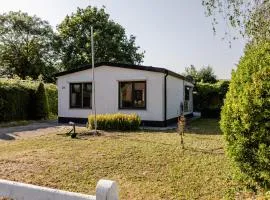 Familie bungalow op vakantiepark bij zee