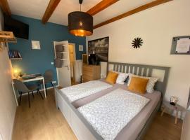 Kleines Doppelzimmer mit eigenem Bad und Kühlschrank, frisch saniert, cheap hotel in Friedrichskoog