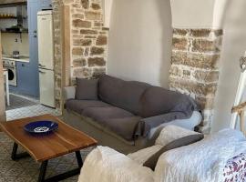 Cozy stone built apartment in Nénita!, alojamento para férias em Quios