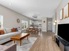 Modern 2BR 2BA New Build Condo with Garage & Patio, hotel met parkeren in Wyoming