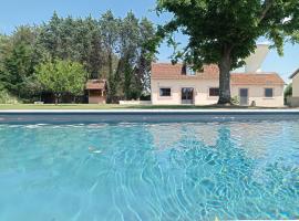 Charmante maison familiale avec piscine, cheap hotel in Cour-Cheverny