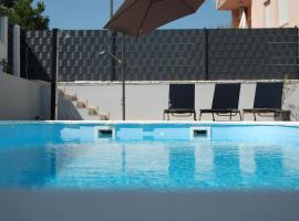 NELA & SARA with heated swimming pool – apartament w mieście Seget Vranjica