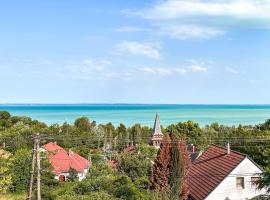 Belvárosi ház gyönyörű panorámával, cottage in Balatonalmádi