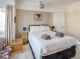 Seaside king room in cozy house self check-in fast WiFi