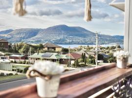 Modern holiday home in Hobart - Stunning Mountain & Water views, hotell i Rosetta