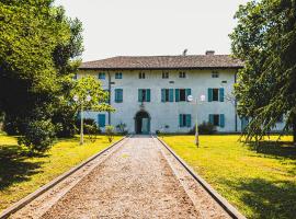 Villa Trigatti Udine Galleriano，Galleriano的有停車位的飯店