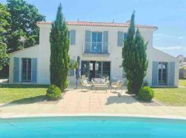 Villa Clisson 4 chambres avec piscine privée sur golf pays de saint gilles, hotel in Coëx