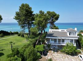 Villa Mare Azul - Luxury Beachfront Retreat in Hanioti, Halkidiki, Greece, luksushotelli kohteessa Chaniotis