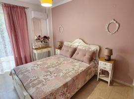 Queen Aspri apartment 3' min to the beach!, hotel in Antikyra