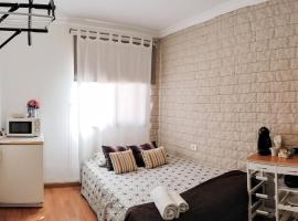 Room in Lodge - Big Room Tenerife Sur Private Bathroom Wifi, מלון בארונה