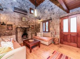 Chic Villa w Fireplace 3 min to Beach in Bodrum, villa in Bitez