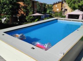 Appartamento con piscina e giardino, hotel v destinácii Tolè