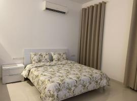 Hawana Studio Apartment, Please message us first, when you are confirmed booking, hotel in Wādī Khasbar