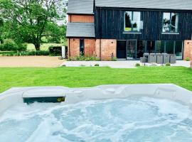 Unique house with Hot Tub in rural New Forest, ξενοδοχείο σε Fordingbridge
