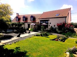 Saint-Saturnin 3-Bed Home Sleeps 10 Pool Garden, hotel a Saint-Saturnin